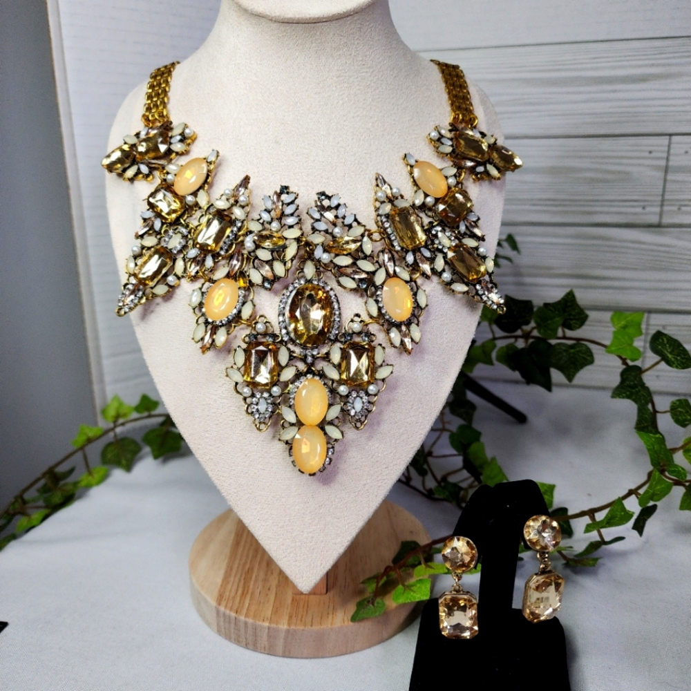 Elegant Gold and Cream Statement Necklace